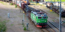 Ett godståg med ett grönt lok som det står Green Cargo på