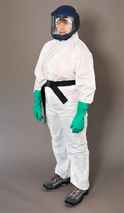 En person med heltäckande personlig skyddsutrustning.